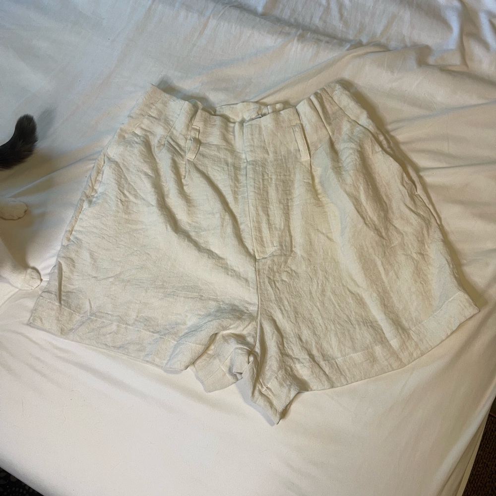A new day White paper bag shorts, Size Large